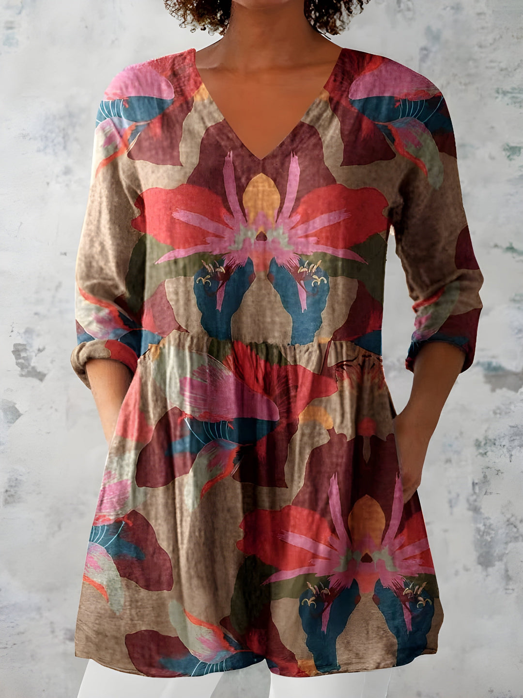 Ninfea | Blusa Lunga a Fiori Astratti Rosa su Fondo Beige