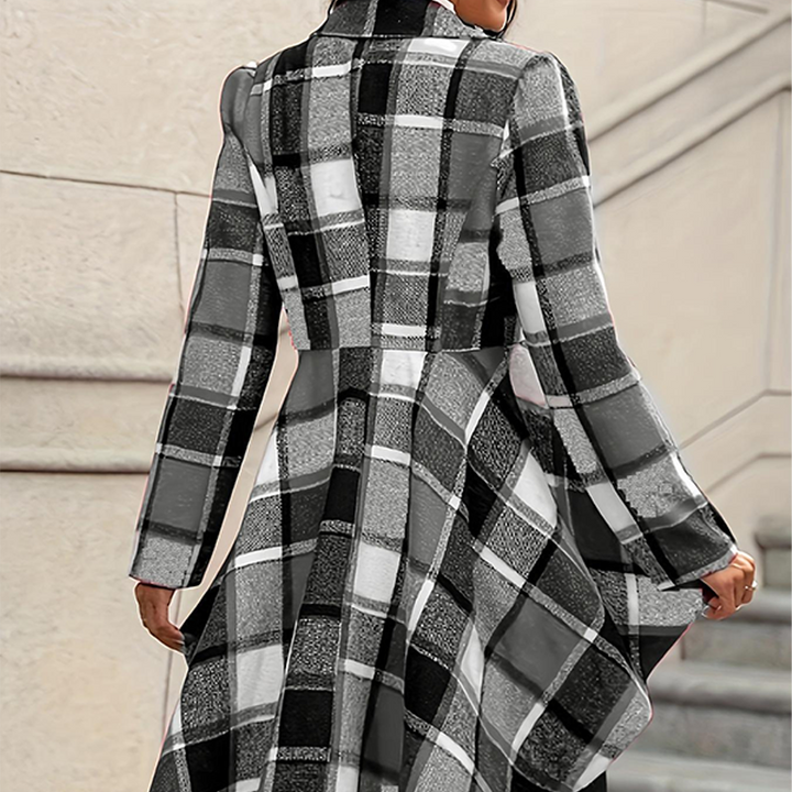 Stile Distintivo | Cappotto Donna a Quadri con Orlo Asimmetrico, Baschina e Vita Sagomata
